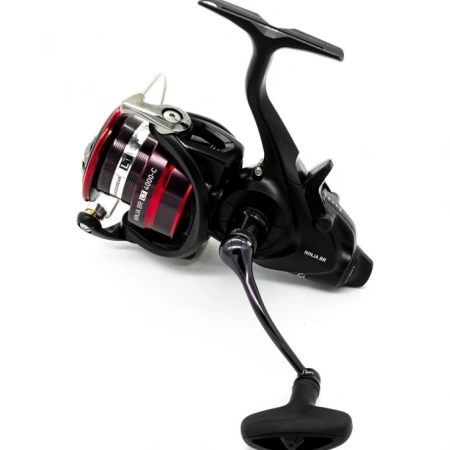 Катушка безынерционная Daiwa с "бейтраннер" 20 NINJA BR LT 4000-C
